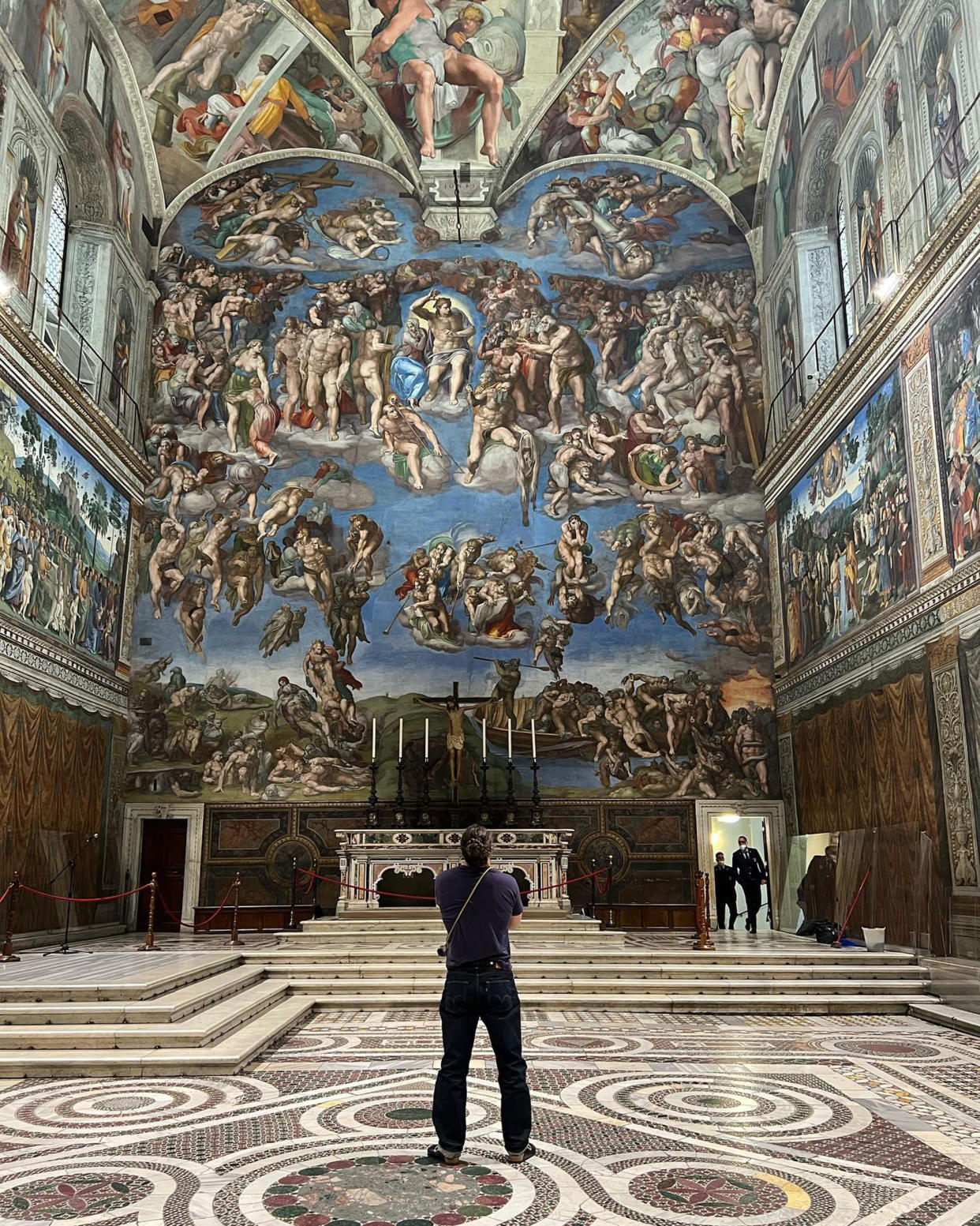 Momoa took in the splendors of the Sistine Chapel. (prideofgypsies/ Instagram)