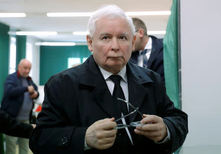 FILE PHOTO: Jaroslaw Kaczynski, the leader of the ruling Law and Justice (PiS) party, attends regional elections, at a polling station in Warsaw, Poland, October 21, 2018. REUTERS/Kacper Pempel/File Photo