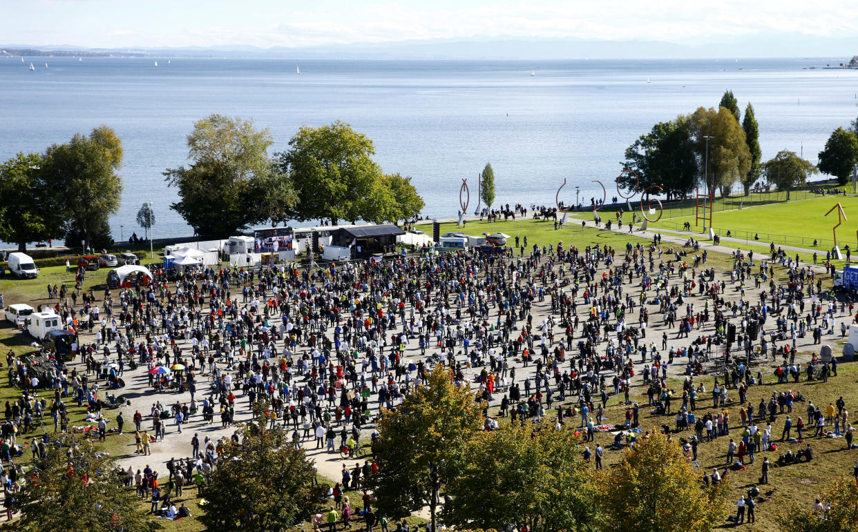 Die "Querdenken"-Kundgebung in Konstanz (Bild: Reuters/Arnd Wiegmann)