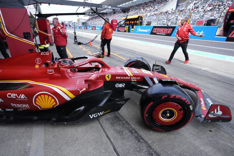 El español Carlos Sáinz espera dentro de su monoplaza, en los boxes de Suzuka