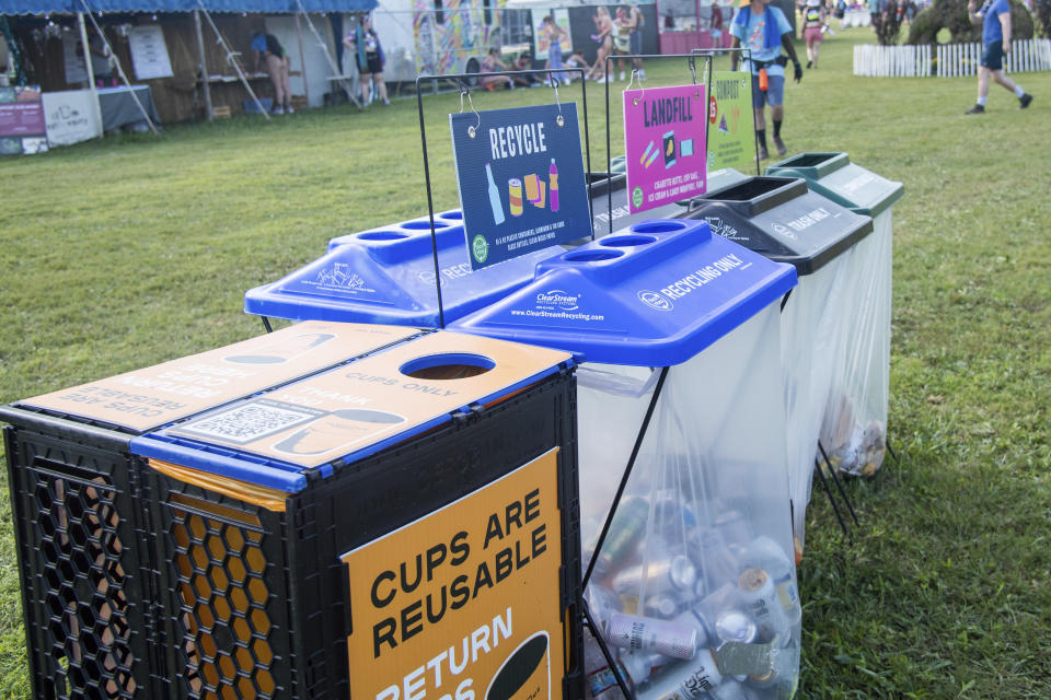 Estaciones de reciclaje y desechos en el Festival de Música y Artes de Bonnaroo, el jueves 16 de junio de 2022 en Manchester, Tennessee. (Foto de Amy Harris/Invision/AP)