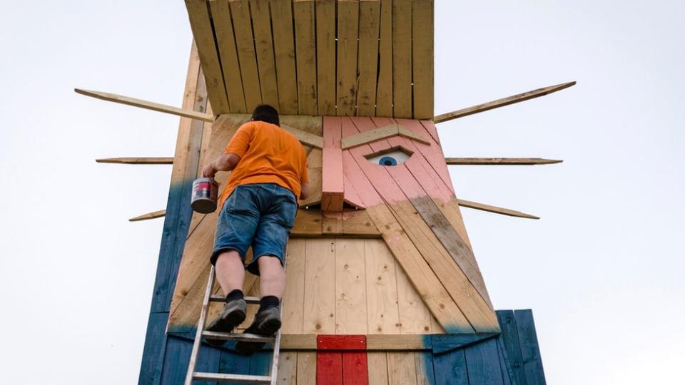 Un monumento de madera de Trump fue quemado en enero en Eslovenia..