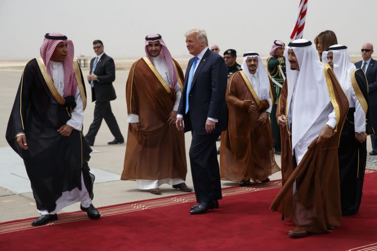 Donald Trump und König Salman (r.) bei der Begrüßungszeremonie am Flughafen von Riad (Bild: AP Photo/Evan Vucci)