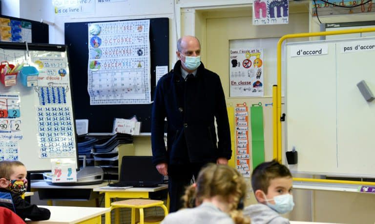 Le ministre de l'Education Jean-Michel Balquer dans une classe d'éciole primaire à la Ferté-Milon (Aisne), le 26 mars 2021 - FRANCOIS LO PRESTI © 2019 AFP