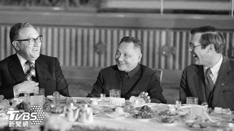 季辛吉（左）1974年隨團出訪中國大陸，獲得鄧小平（中央）親自接待。（圖／達志影像美聯社）
