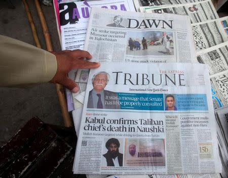 Newspapers containing news about Afghan Taliban leader Mullah Akhtar Mansour are on display at a stall in Peshawar, Pakistan, May 23, 2016. REUTERS/Fayaz Aziz