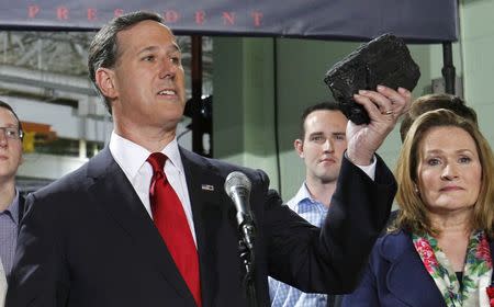 Republican presidential candidate and former U.S. Senator Rick Santorum holds alarge piece of coal as he formally declares his candidacy for the 2016 Republican presidential nomination during an event in Cabot, Pennsylvania, May 27, 2015. REUTERS/Aaron Josefczyk