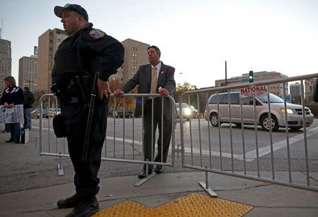 U.S. Republican presidential candidate Michael Petyo stands outside a security barricade hoping to get admission to a Republican presidential debate in Milwaukee, Wisconsin, November 10, 2015. REUTERS/Jim Young