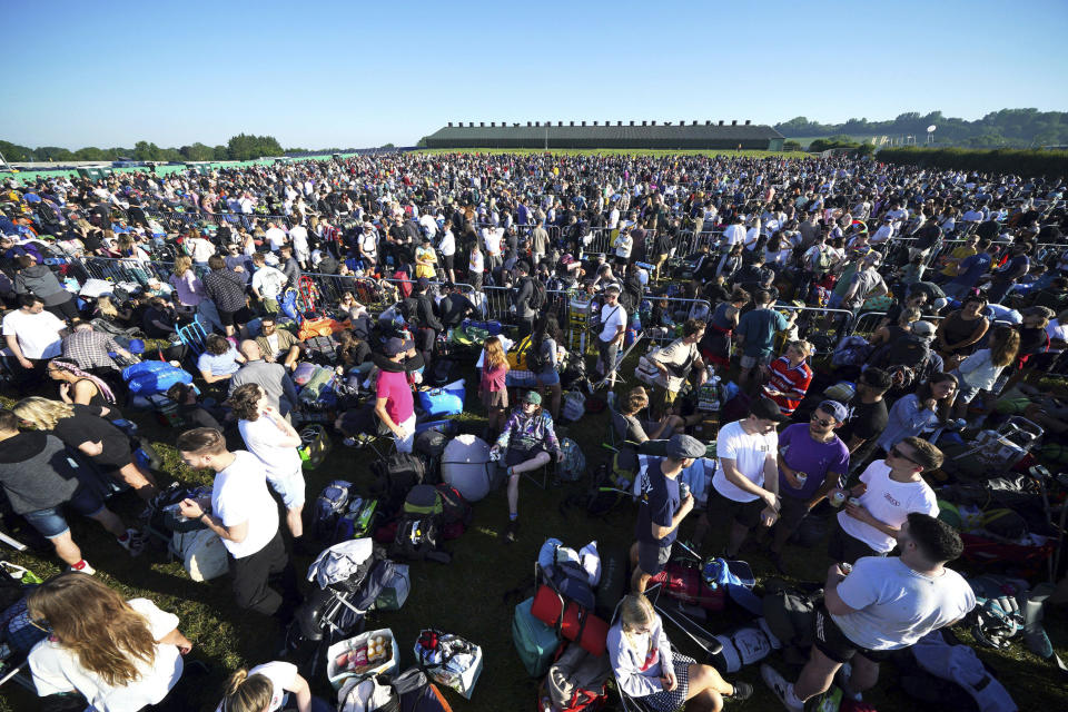 Gente hace cola para entrar el primer día del Festival de Glastonbury en Worthy Farm, en Somerset, Inglaterra, el miércoles 22 de junio de 2022. (Yui Mok/PA vía AP)