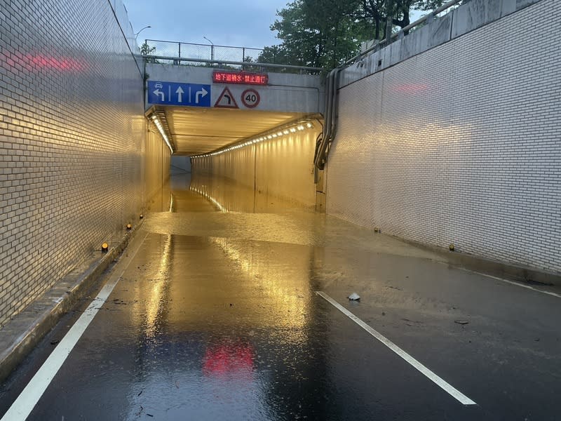 北市午後大雨  信義路5段車行地下道積水 大台北地區10日午後降下滂沱大雨，多處路段因雨水 宣洩不及發生積淹水，信義路5段的車行地下道也一 度因深達50公分的積水禁止通行。 （台北市政府提供） 中央社記者陳昱婷傳真  113年7月10日 