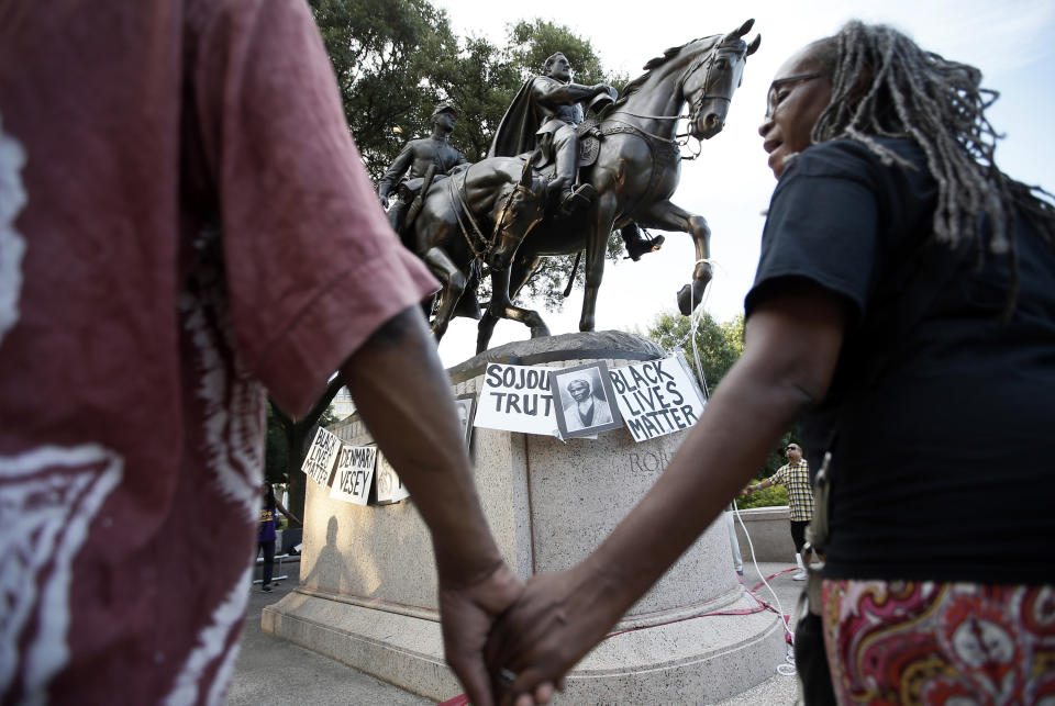 <p>In Charlottesville im US-Bundesstaat Virginia kam es am Wochenende zu heftigen Ausschreitungen. Rechtsextreme gingen auf die Straße, weil sie gegen die Entfernung einer Statue des Konföderierten-Generals Robert E. Lee protestierten. Gegner der Rechten formierten als Reaktion einen eigenen Protestmarsch. Ein Mann, vermutlich ein Sympathisant der Rechtsextremen, fuhr daraufhin in eine Gruppe von Gegendemonstranten und tötete dabei eine Frau. In der ganzen Stadt kam es zu heftigen Gewaltszenen. (Bild: AP Photo/Tony Gutierrez, File) </p>