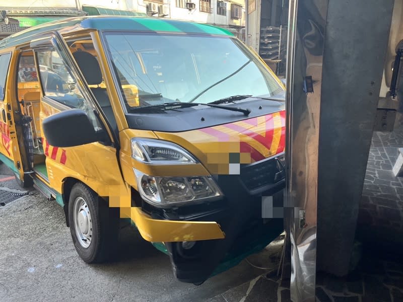 桃園市一輛娃娃車12日在中壢區與自小客車發生擦撞，娃娃車駕駛、隨車老師受傷，車上2名幼童擦挫傷並送醫。（翻攝照片／中央社）