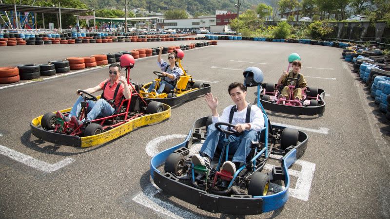 ▲是元介帶大家體驗卡丁車。（圖／東森綜合《花甲少年趣旅行》提供）