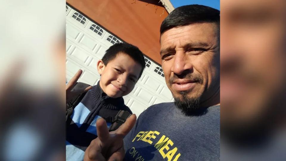 Manuel Cordova posa en una foto reciente con su hijo Eythan, de 12 años. Cordova, que ahora tiene siete hijos y cuatro nietos, dice que pensó en sus propios hijos cuando se encontró con Chris Buchleitner en el desierto de Arizona. (Cortesía de Manuel Córdova)