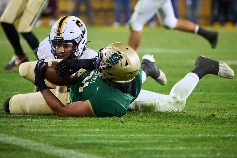Basha Bears tight end Javery Mayberry (21) dives to catch the ball against the Saguaro Sabercats during the Open Division state championship game at Sun Devil Stadium in Tempe on Saturday, Dec. 10, 2022.