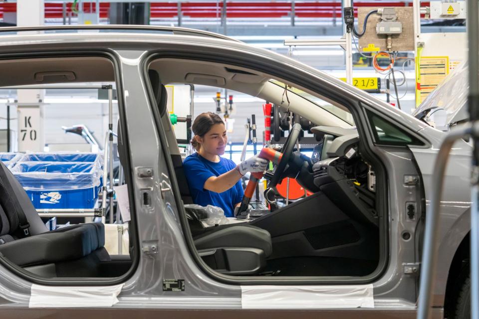 Golf-Montage bei Volkswagen in Wolfsburg: An vielen Tagen im Januar 2023 steht "Arbeitsausfall in der Spätschicht“ an. - Copyright: VW