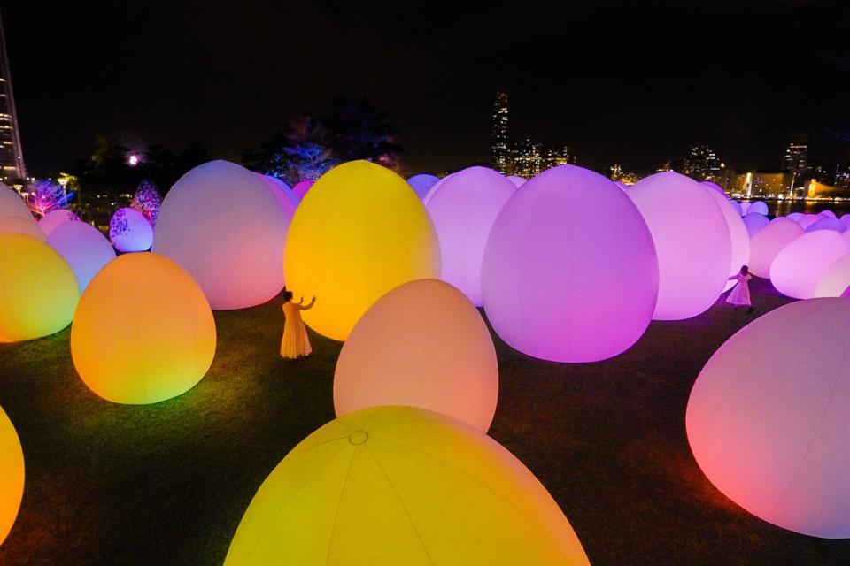 teamLab, Exhibition view of teamLab: Continuous, 2024, Tamar Park, Hong Kong © teamLab, Courtesy Pace Gallery