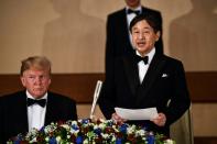 Le président américain Donald Trump (G) écoute l'Empereur du Japon Naruhito lors d'un banquet au Palais impérial le 27 mai 2019 à Tokyo