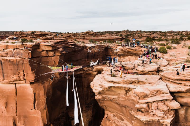 La cérémonie s’est déroulée 120 mètres au-dessus du désert à Moab, dans l’Utah [Photo : www.thehearnes.com]