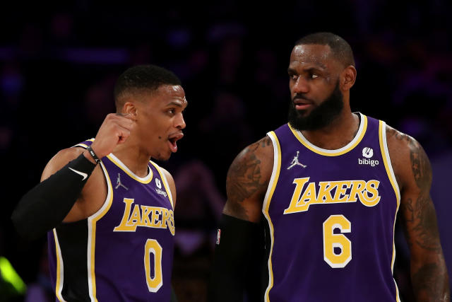 LeBron James extends, reportedly for two years, with Lakers