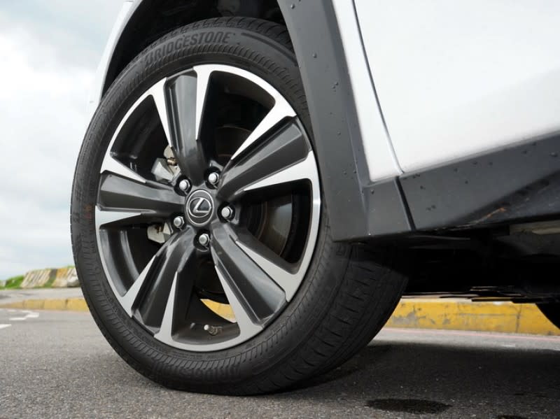 新款銑黑18吋鋁圈造型又更為動感帥氣，搭配失壓續跑胎讓行車安全多一分保障