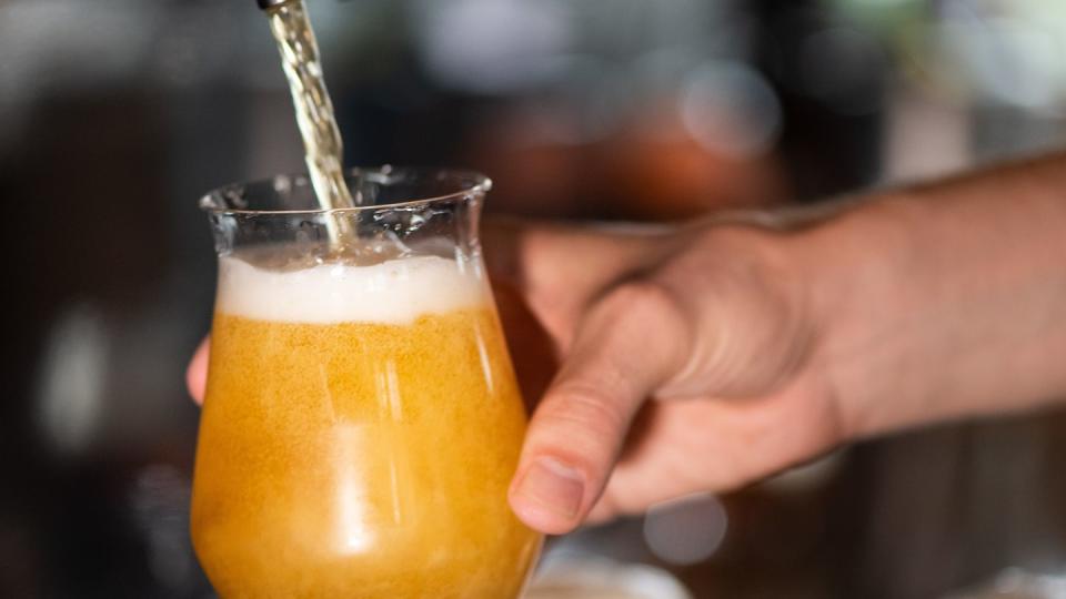 Bier ist eines der beliebtesten deutschen Exportgüter. Hergestellt wird es von Brauern und Mälzern, die jetzt eine modernisierte Ausbildung durchlaufen.