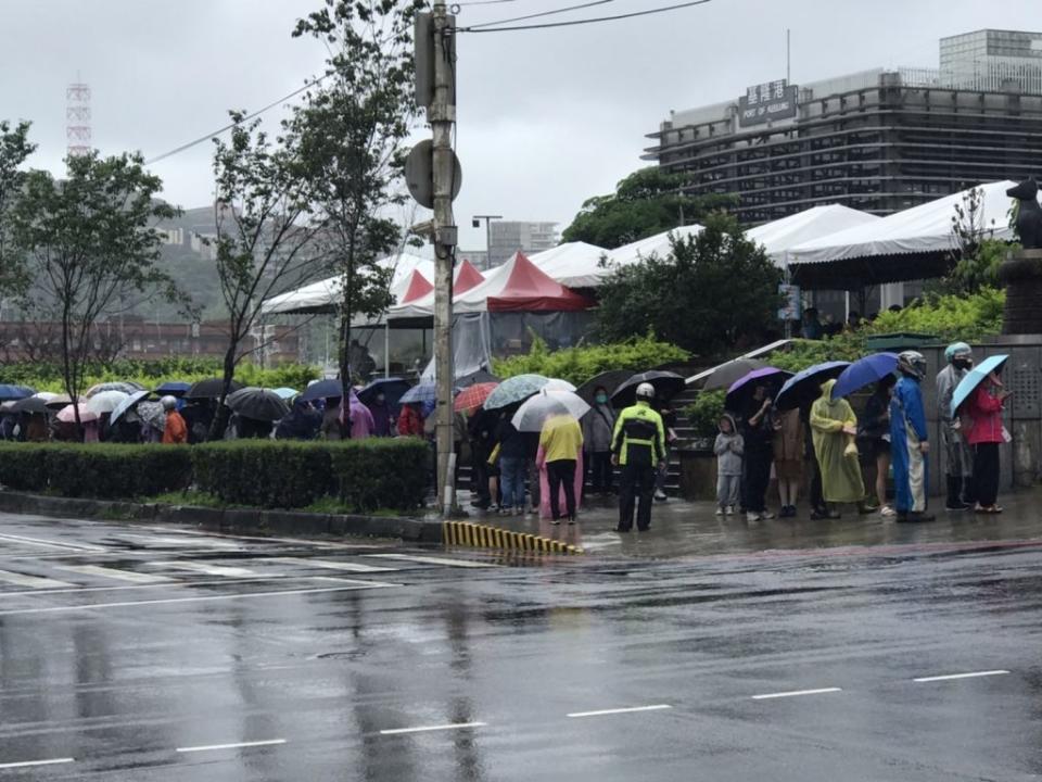 市區市民廣場社區篩檢站，出現排隊人龍，黃希賢建議市府恢復廣設據點，降低染疫風險。（記者張上耕攝）