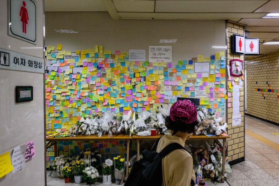 Several people, angry at the murder of the victim, posted thousands of notes outside a women’s lavatory in a subway station in Seoul in solidarity (AFP via Getty Images)