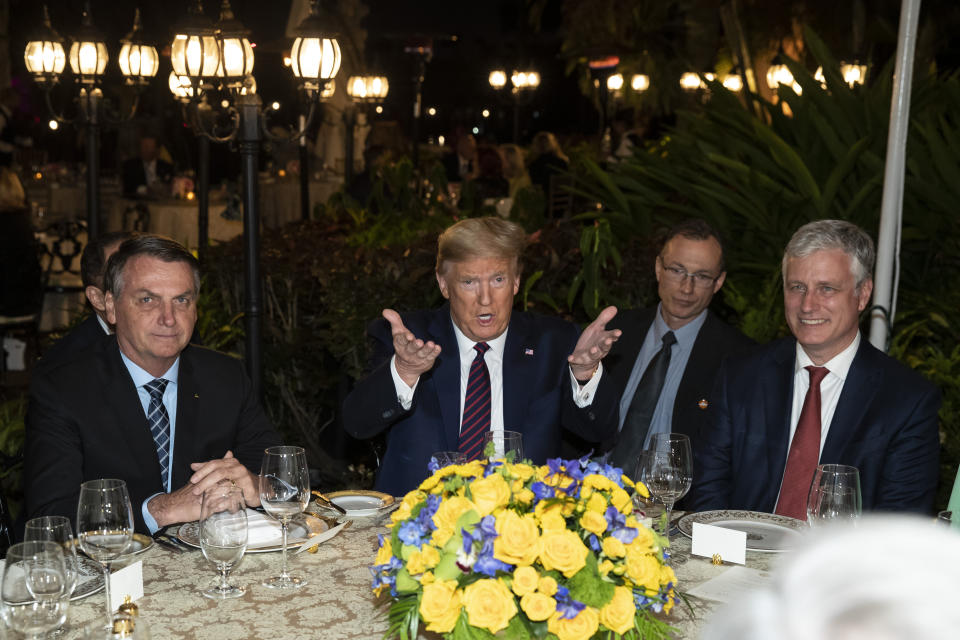 El presidente Donald Trump durante una cena con funcionarios y el presidente brasileño Jair Bolsonaro en Mar-a-Lago, Florida, el 7 de marzo de 2020. (AP Foto/Alex Brandon)