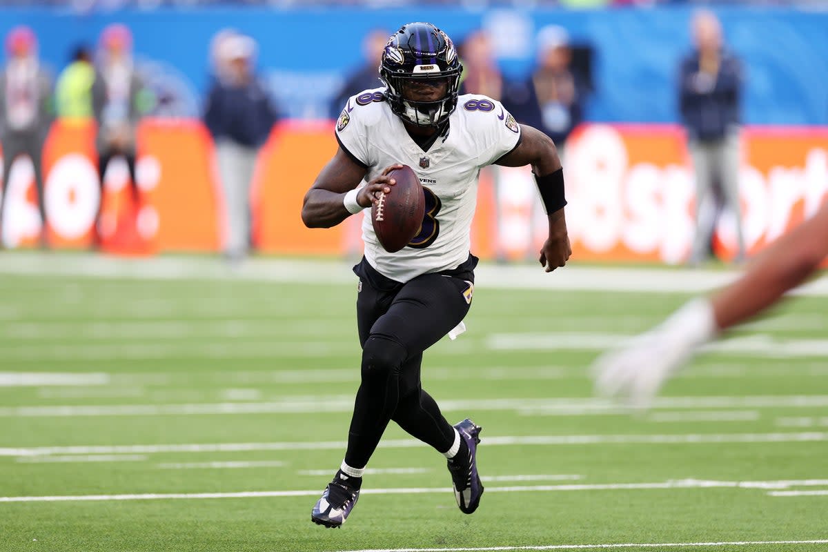 Lamar Jackson #8 of the Baltimore Ravens looks to pass (Getty Images)