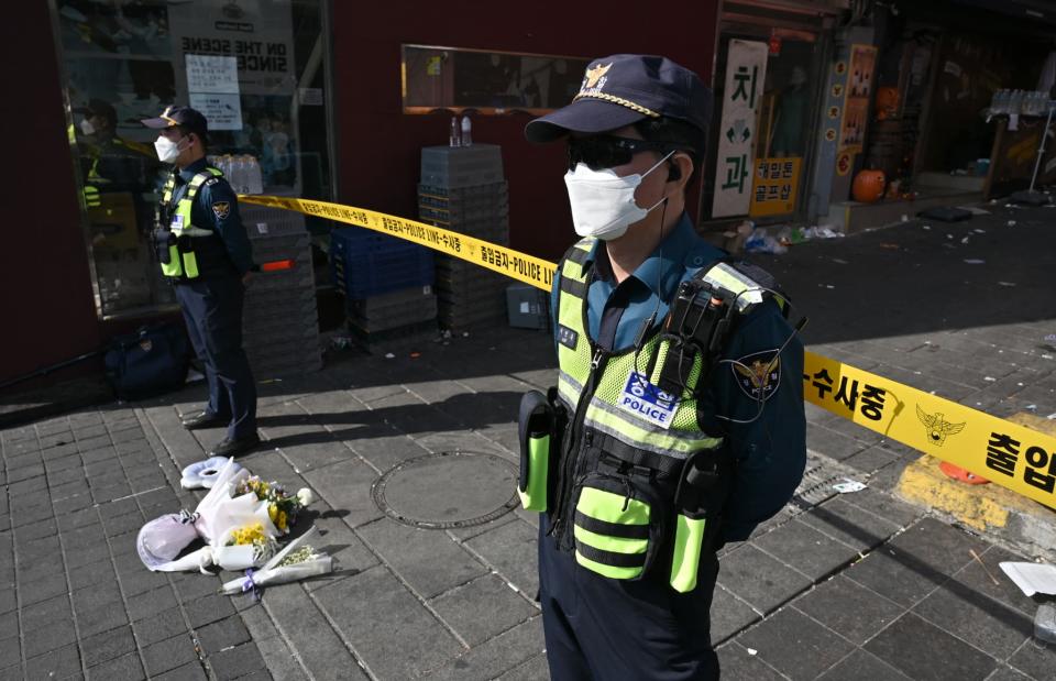 Des policiers à Séoul (Corée du Sud), le 30 octobre 2022, au lendemain de la bousculade mortelle dans les rues de la ville. - Jung Yeon-je / AFP