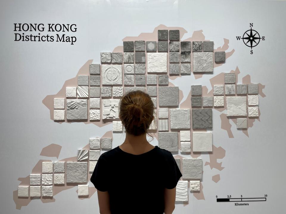 「凝 Congeal 」以不同質感和顏色的石膏代表香港18 區，展示各區不同特色和新舊並存的面貌。