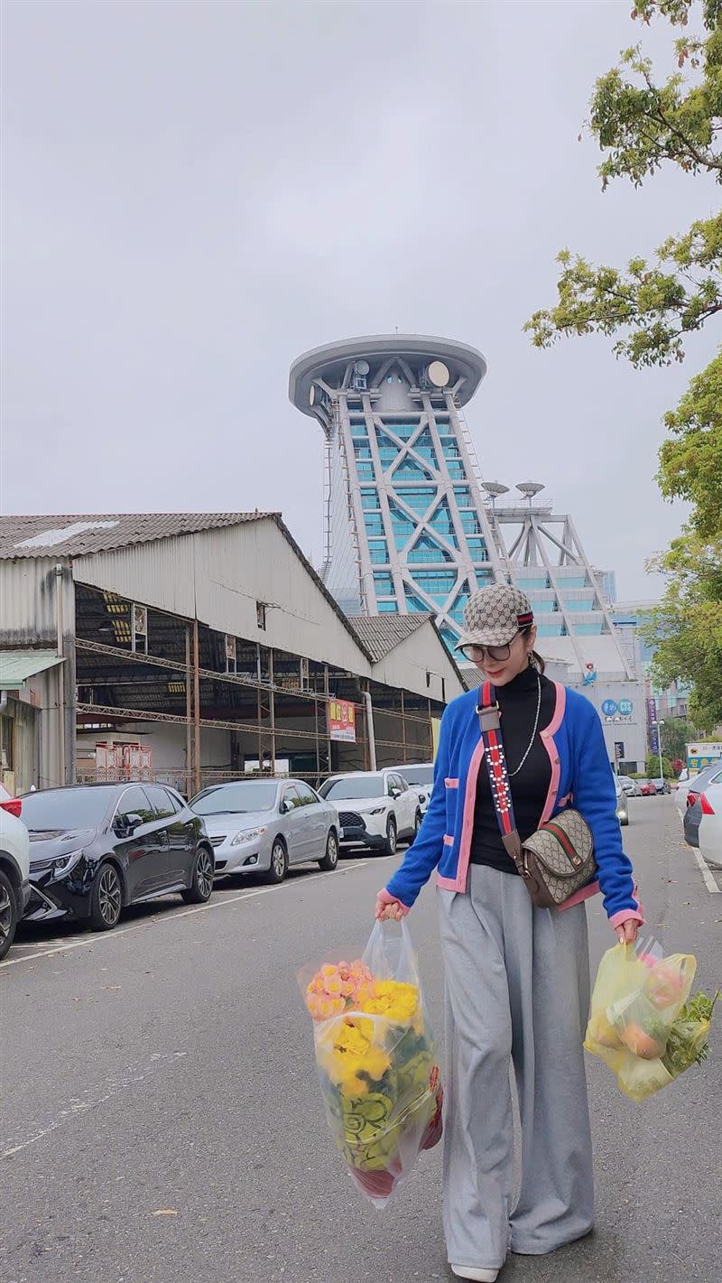 陳美鳳拎兩大袋鮮花現蹤街頭。（圖／翻攝自陳美鳳臉書）