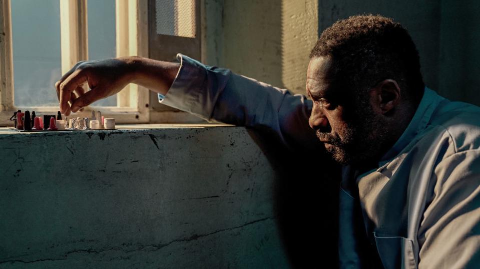 SLuther (Idris Elba) zerbricht sich auch im Knast den Kopf darüber, welche Schachzüge sein mörderischer Feind plant. (Bild: Netflix / John Wilson)