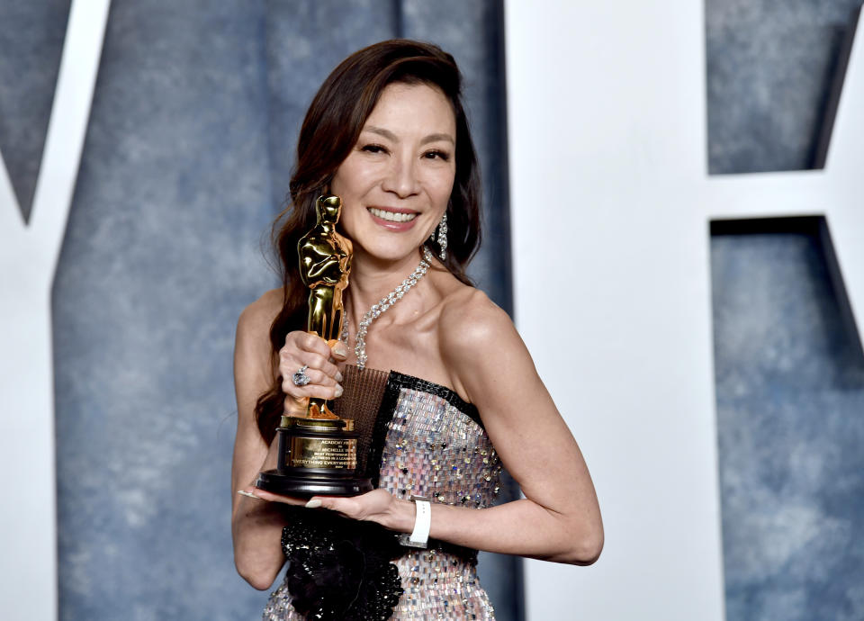 Michelle Yeoh, ganadora del Oscar a mejor actriz, llega a la fiesta de Vanity Fair tras los Oscar el domingo 12 de marzo de 2023, en el Wallis Annenberg Center for the Performing Arts en Beverly Hills, California. (Foto Evan Agostini/Invision/AP)