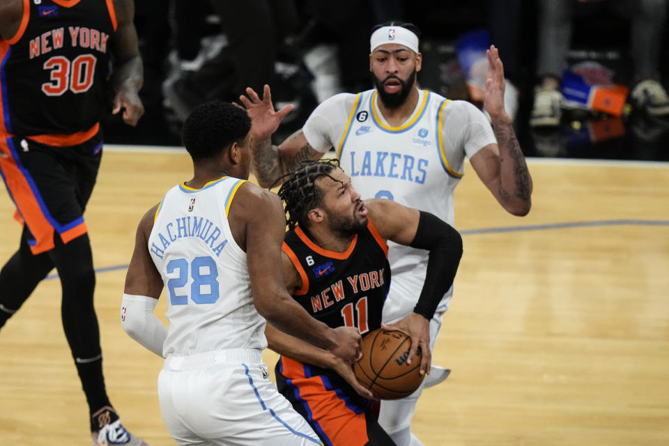 Los Angeles Lakers' Rui Hachimura, of Japan, left, and Anthony Davis, right, defend New York Knicks' Jalen Brunso, center, during overtime of an NBA basketball game Tuesday, Jan. 31, 2023, in New York. The Lakers won 129-123.(AP Photo/Frank Franklin II)