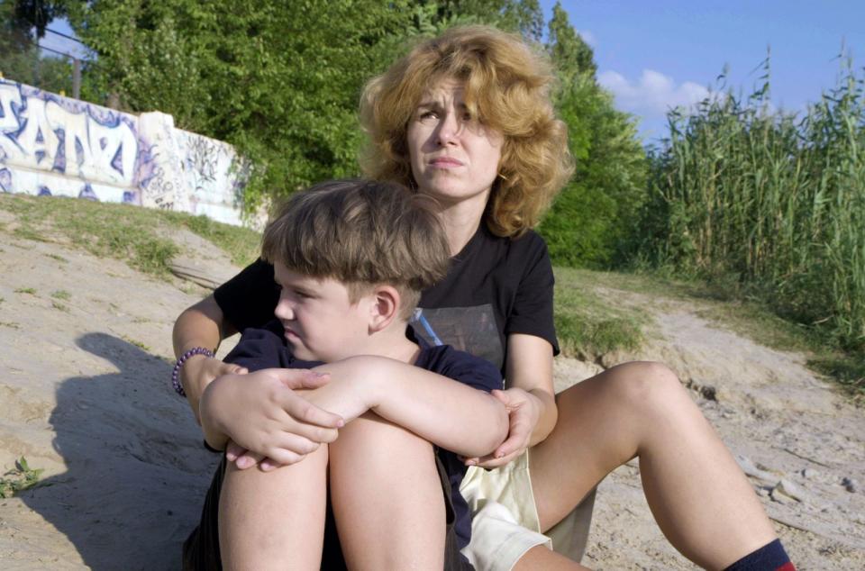 TV-Moderatorin Alevtina konnte sich und ihre Kinder nur knapp vor einem Bombeneinschlag retten. (Bild: ARTE/SWR/Robin Barnwell)