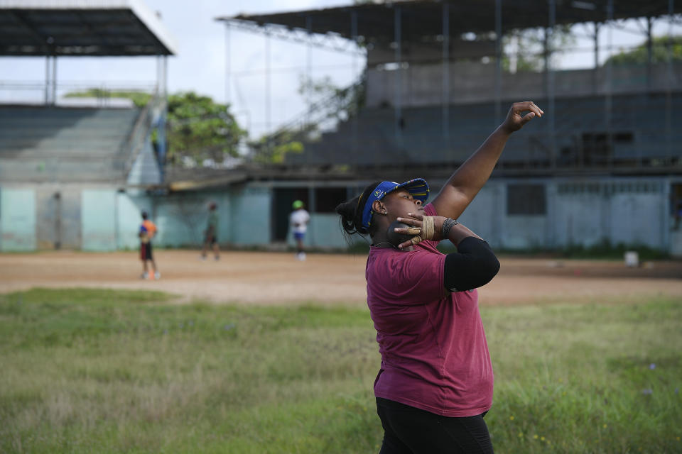 La lanzadora de bala Ahymara Espinoza se entrena previo a los Juegos Olímpicos de Tokio, en San José de Barlovento, Venezuela, el lunes 28 de junio de 2021. (AP Foto/Matias Delacroix)