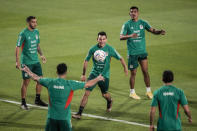 El delantero mexicano Hirving Lozano (centro) durante un entrenamiento en Jor, Qatar, el sábado 19 de noviembre de 2022. (AP Foto/Moisés Castillo)