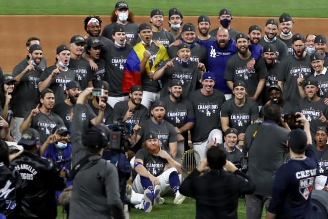 Justin Turner celebrates with Dodgers on field after positive