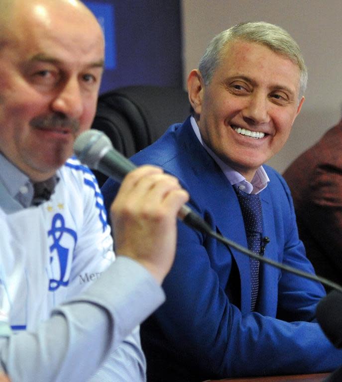 A picture taken on April 11, 2014 shows Dinamo Moskva's coach Stanislav Cherchesov (L) and Dinamo Moskva's president Boris Rotenberg attending a press conference in Novogorsk, outside Moscow