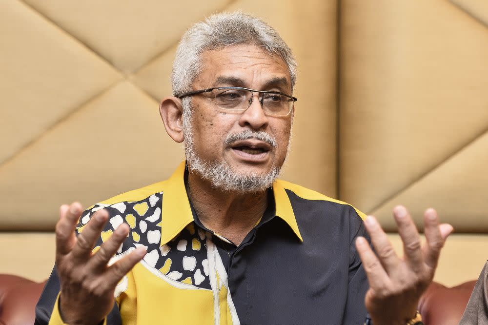 Amanah’s Khalid Samad lauded Datuk Shahruddin Md Salleh over the latter’s move yesterday, saying he admired his principles for doing so as it honoured the voters’ mandate from the 14th general election. — Picture by Miera Zulyana