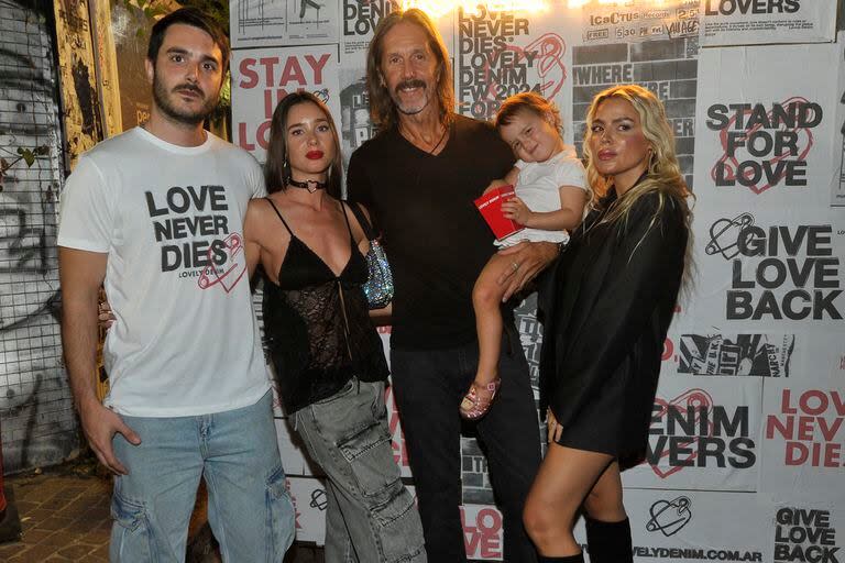 La postal familiar del evento: Manuel, Lucía, su papá Eduardo Celasco, Florencia Fiorini y la pequeña Aurora. El exyerno de Susana está en pareja desde hace seis años con Fiorini, quien además tiene una hija, Paloma, fruto de una relación anterior