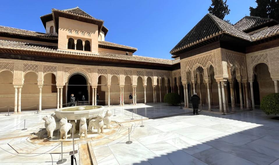 <p>En este conjunto de antiguos palacios, jardines y fortalezas destacan los palacios nazaríes que comenzaron a construirse en torno al siglo XIV. Más de dos millones de visitantes pasan cada año por ellos.</p><p><a href="http://www.alhambra-patronato.es" rel="nofollow noopener" target="_blank" data-ylk="slk:www.alhambra-patronato.es" class="link "><em>www.alhambra-patronato.es</em></a> </p>