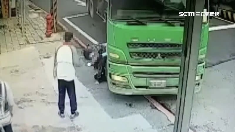 砂石車駕駛當下下車指責女騎士。