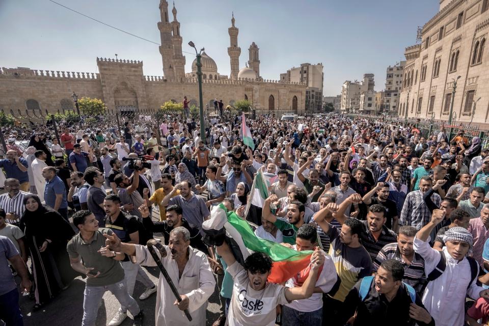 2023年10月20日，埃及開羅穆斯林在週五例行祈禱後聚集抗議，高呼反以色列口號。美聯社