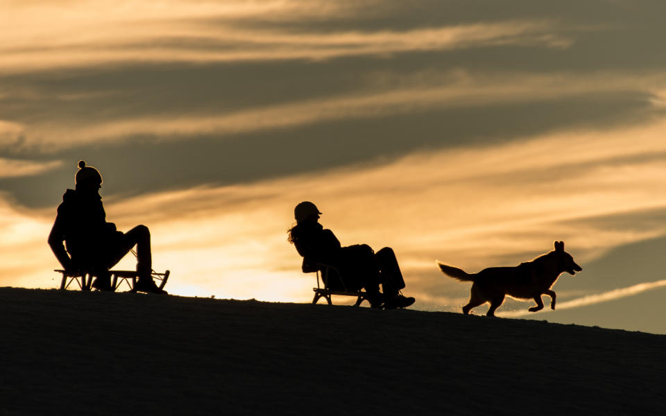 <p>Auf dem sogenannten „Schauinsland“ in der Nähe von Freiburg nutzt eine Familie das Wetter für eine Schlittenfahrt. (Bild: Patrick Seeger/dpa) </p>