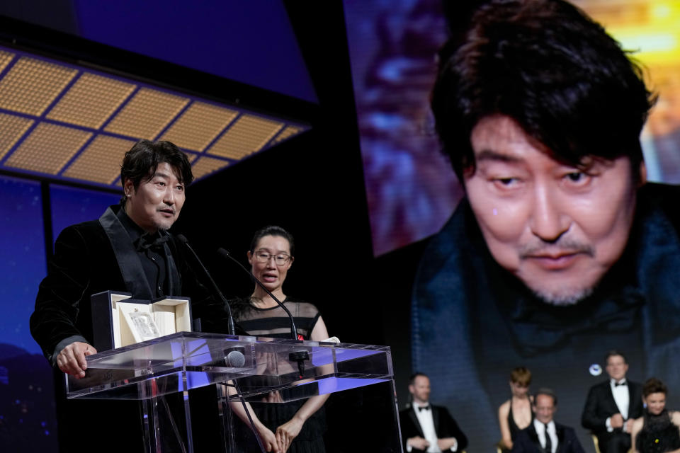 Song Kang-ho recibe el premio al mejor actor por su trabajo en "Broker" durante la ceremonia de clausura del Festival Internacional de Cine de Cannes, en su 75a edición, el sábado 28 de mayo de 2022. (Foto por Joel C Ryan/Invision/AP)