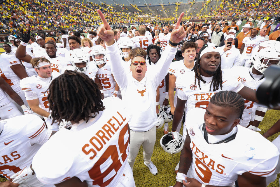 Pelatih Texas Steve Sarkisian merayakan kemenangan bersama para pemainnya setelah Longhorns mengalahkan Michigan pada hari Sabtu. (Gregory Shamus/Getty Images)