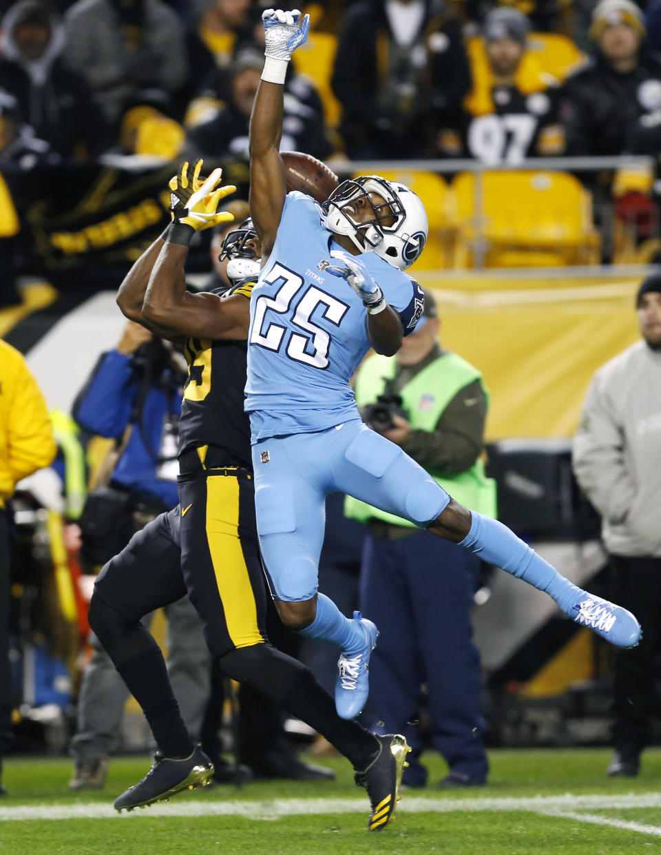 <p>Tennessee Titans cornerback Adoree’ Jackson (25) breaks up a pass intended for Pittsburgh Steelers wide receiver JuJu Smith-Schuster (19) during the first half of an NFL football game in Pittsburgh, Thursday, Nov. 16, 2017. (AP Photo/Keith Srakocic) </p>
